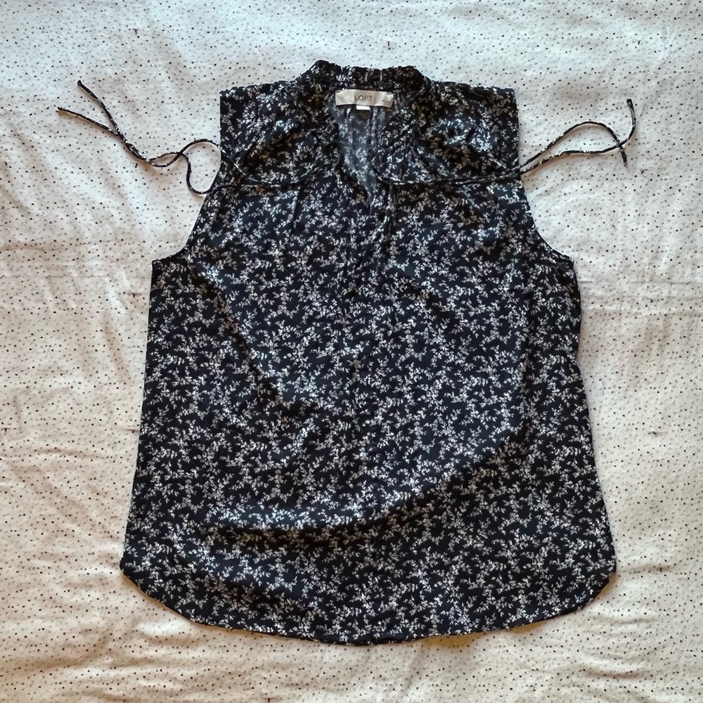 Loft Shell Tank - Navy w/ White Floral Print